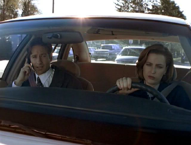 Малдер і Скаллі в машині