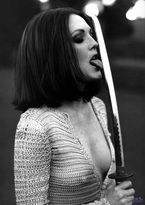 Джулианна Мур фото облизывает меч Julianne Moore photos sword tongue
