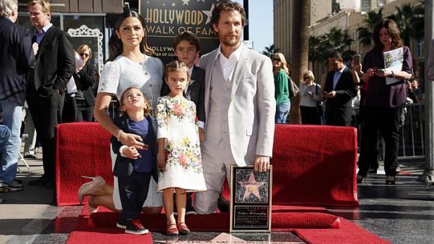 Мэттью Макконахи с семьей получил звезду на голливудской Аллее славы