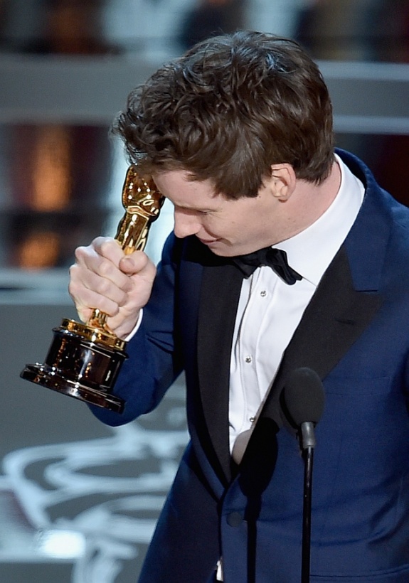 Оскар 2015 Эдди Рэдмейн получил Оскар за главную мужскую роль фильм Теория всего