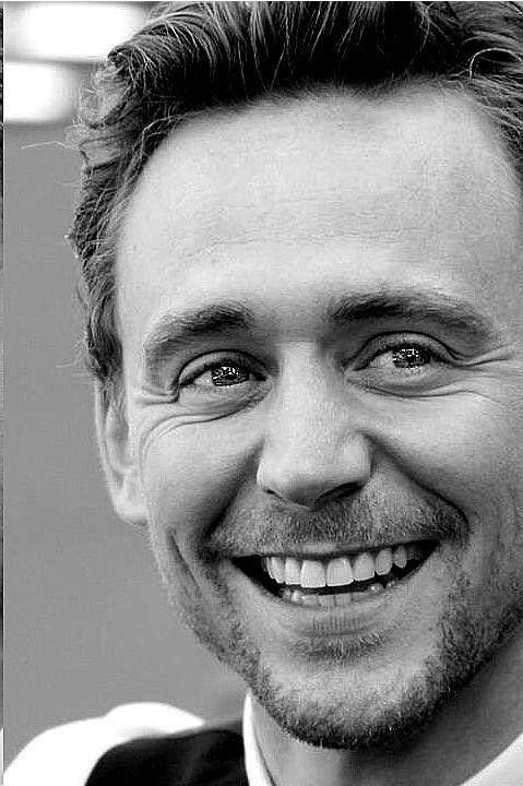 Том Хиддлстон фото улыбка Tom Hiddleston  photo smile