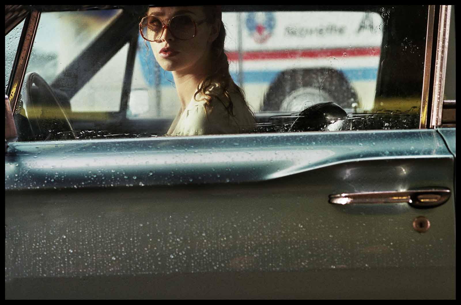 дама в очках и с ружьем в автомобиле кадр 8